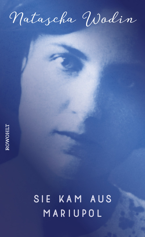 Cover of the book „Sie kam aus Mariupol“ by Natascha Wodin, the photo on the blue cover shows the mother of the author, copyrights Rowohlt Verlag GmbH.