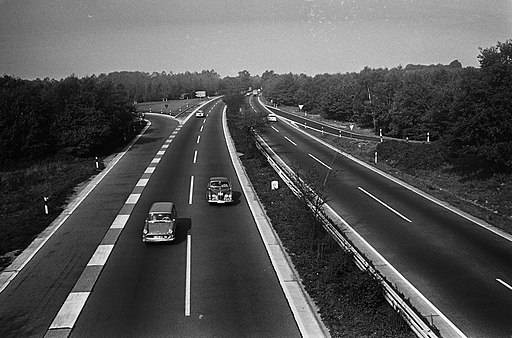 Black and white photograph of a German Autobahn (highway) from 1964, photographer: Harry Pot/Anefo