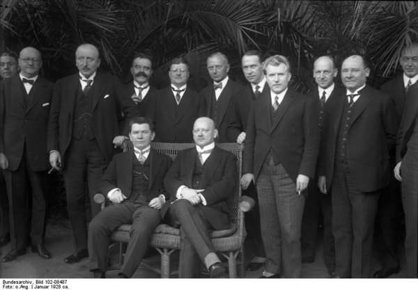 Picture of the participants of the German-Lithuanian-Soviet negotiations in Berlin 1928 on which Gustav Stresemann wears a „Stresemann“.