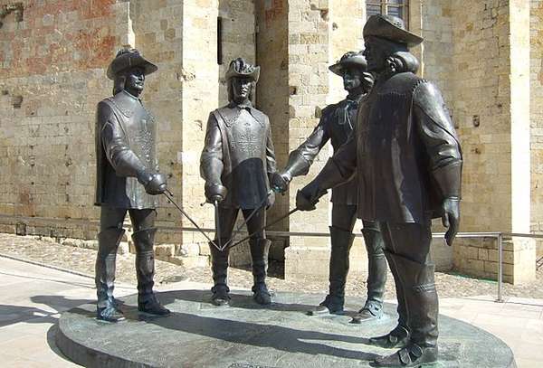 Photo of a d’Artagnan and the three musketeers sculpture by Zurab Tsereteli in Condom (Gers), France.