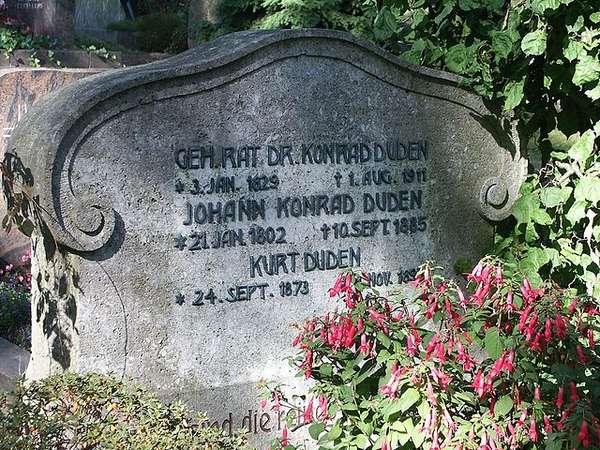 Picture of the gravestone of Konrad Duden and other family members.